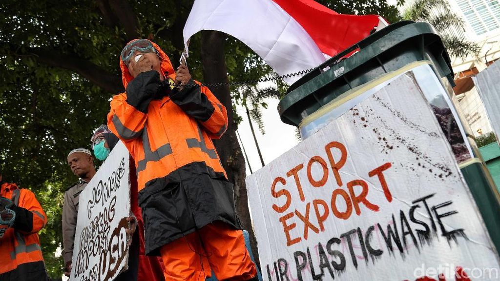 Demo Tolak Impor Sampah di Depan Dubes AS Demo Tolak Impor Sampah di Depan Dubes AS