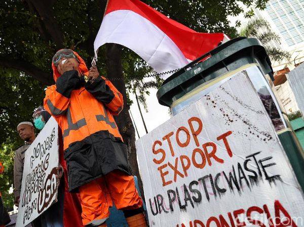 Demo Tolak Impor Sampah di Depan Dubes AS