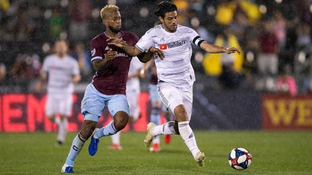 Carlos Vela (kanan) jadi top skor sementara MLS dengan 19 gol.