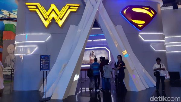 Melihat Aksi Wonder Woman dan Superman di 4D Theater