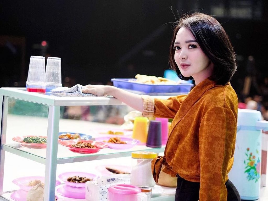 Wika Salim Doyan Kue Cucur Hingga Komik Strip Makanan yang Lucu Wika Salim Doyan Kue Cucur Hingga Komik Strip Makanan yang Lucu