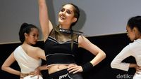 Seksinya Cinta Laura saat Bawakan Vida