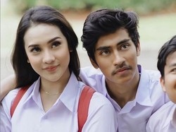 Senyum Anya Geraldine Dirangkul Putra Almarhum Uje