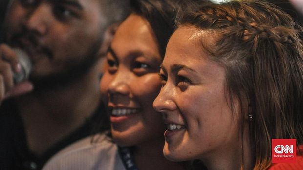 Gronya Somerville sabar meladeni swafoto dengan penggemar.