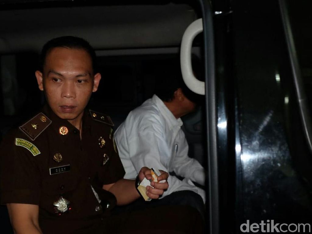 Bos Media Tersangka Dugaan Korupsi Kejari Dirawat di RSUD Trenggalek Bos Media Tersangka Dugaan Korupsi Kejari Dirawat di RSUD Trenggalek