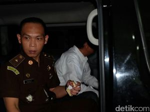 Bos Media Tersangka Dugaan Korupsi Kejari Dirawat di RSUD Trenggalek Bos Media Tersangka Dugaan Korupsi Kejari Dirawat di RSUD Trenggalek