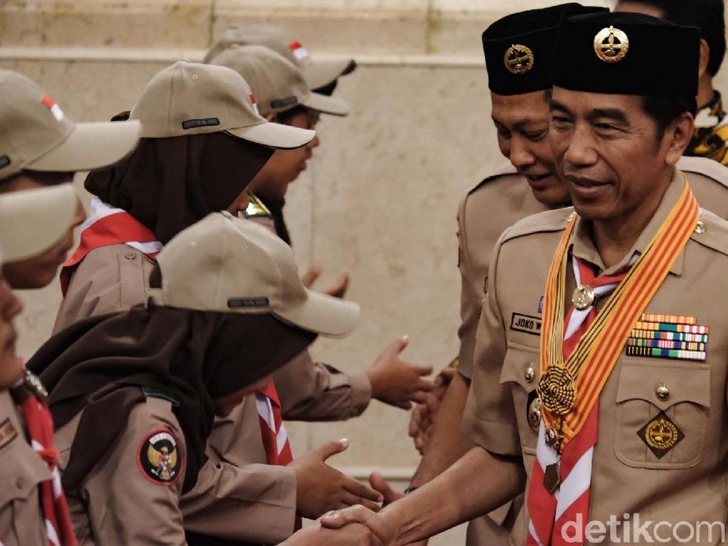 Jokowi Lepas Kontingen Gerakan Pramuka ke Jambore Sedunia di AS Jokowi Lepas Kontingen Gerakan Pramuka ke Jambore Sedunia di AS