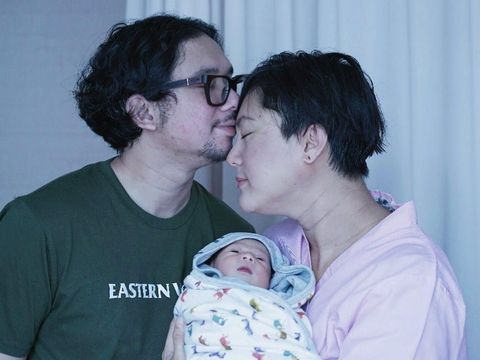 Poppy Sovia bersama anak dan suaminya
