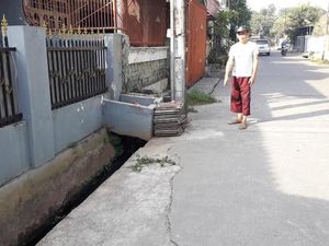 Sadis! 2 Pria di Bekasi Jambret Emak-emak hingga Terseret Motor