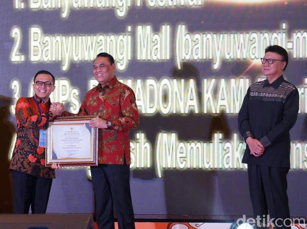 Lima Inovasi Pelayanan Publik Banyuwangi Diganjar Penghargaan Menpan RB Lima Inovasi Pelayanan Publik Banyuwangi Diganjar Penghargaan Menpan RB
