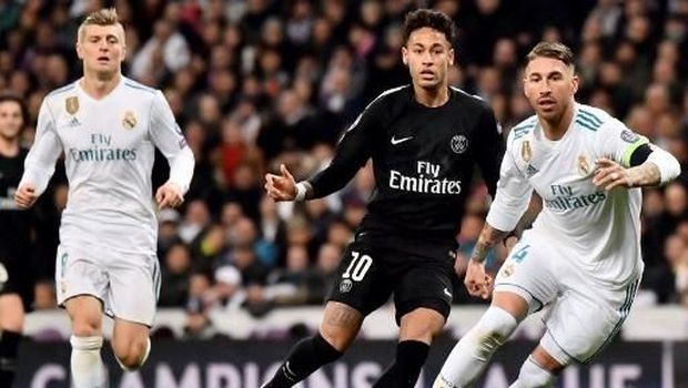 Real Madrid's Spanish defender Sergio Ramos (R) vies with Paris Saint-Germain's Brazilian forward Neymar (C) AS Real Madrid's German midfielder Toni Kroos approaches during the UEFA Champions League round of sixteen first leg football match Real Madrid CF against Paris Saint-Germain (PSG) at the Santiago Bernabeu stadium in Madrid on February 14, 2018. (Photo by CHRISTOPHE SIMON / AFP)