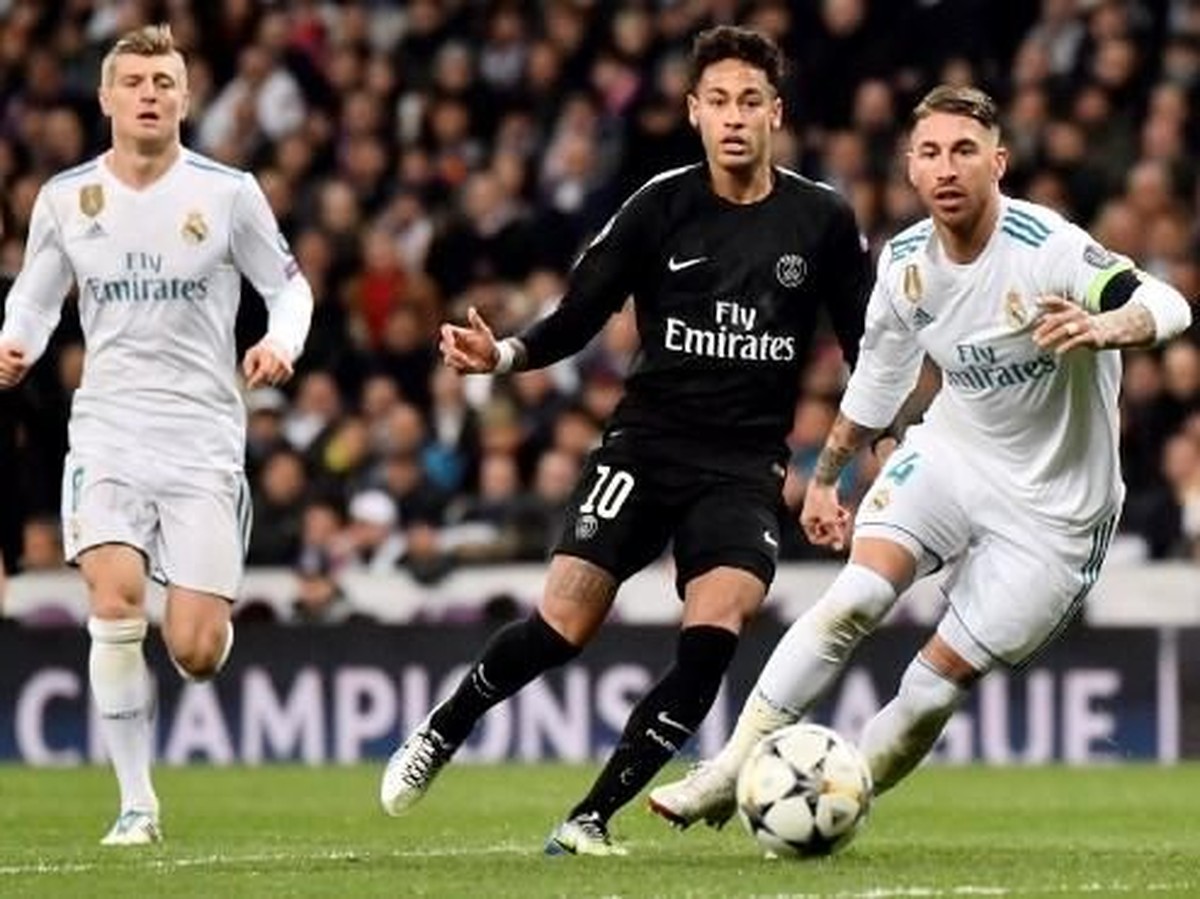 Neymar (tengah) dan Sergio Ramos di pertandingan Liga Champions. (Foto: CHRISTOPHE SIMON / AFP)