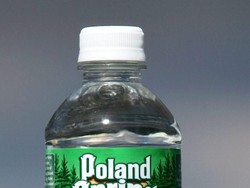 Pakai Sumpit, Pria Ini Sukses Ikuti Tren Bottle Cap Challenge