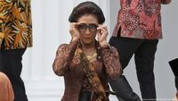 Throwback Momen dan Gaya Susi Pudjiastuti yang Hobi Tenggelamkan Kapal
