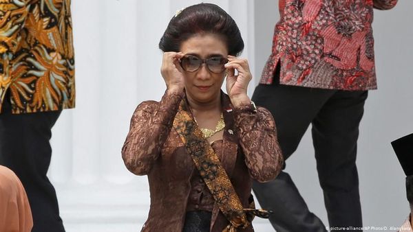 Throwback Momen dan Gaya Susi Pudjiastuti yang Hobi Tenggelamkan Kapal