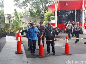 Rizal Ramli Penuhi Panggilan KPK Jadi Saksi Kasus BLBI Rizal Ramli Penuhi Panggilan KPK Jadi Saksi Kasus BLBI