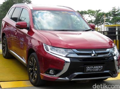 Sensasi Menjajal Outlander PHEV