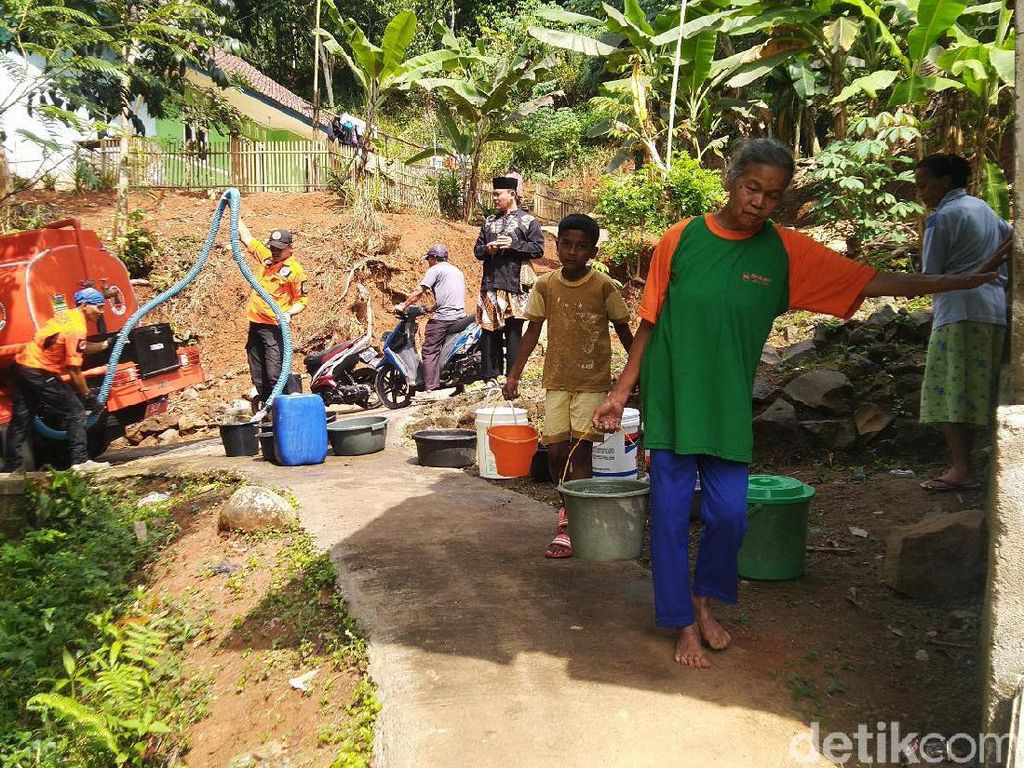 Musim Kemarau, Warga Ciamis Krisis Air Bersih Musim Kemarau, Warga Ciamis Krisis Air Bersih
