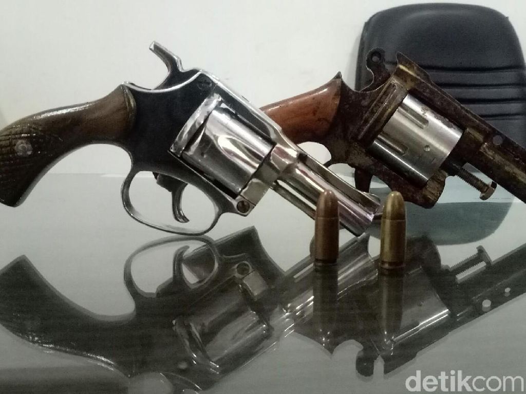 Polisi Tangkap Petani di OKI Sumsel, 2 Pucuk Senpi Rakitan Disita Polisi Tangkap Petani di OKI Sumsel, 2 Pucuk Senpi Rakitan Disita