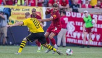 Upaya Alex Oxlade-Chamberlain untuk melepaskan diri dari adangan Julian Brandt. (Foto: Trevor Ruszkowski/Reuters)
