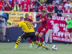 Upaya Alex Oxlade-Chamberlain untuk melepaskan diri dari adangan Julian Brandt. (Foto: Trevor Ruszkowski/Reuters)
