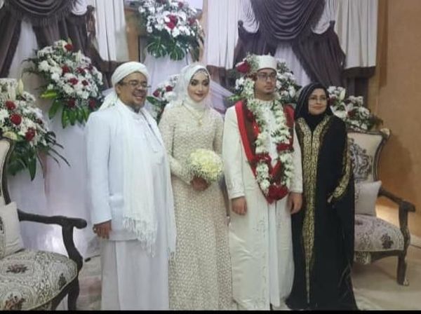 Potret Bahagia Habib Rizieq Nikahkan Sang Putri di Tanah Suci