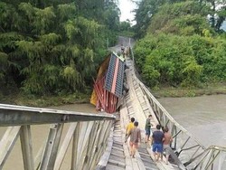 Truk Muatan Tiang Listrik Putuskan Jembatan Kayu di Banggai Sulteng