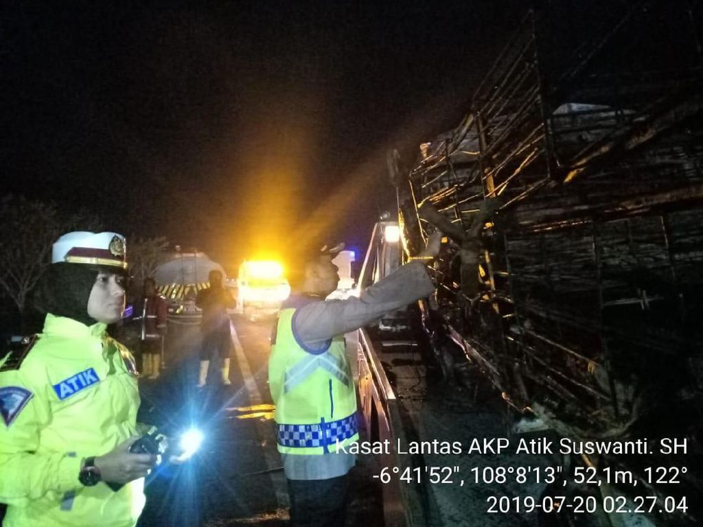 BBM Tumpah Penyebab 5 Orang Tewas Terbakar di Kecelakaan Tol Cipali BBM Tumpah Penyebab 5 Orang Tewas Terbakar di Kecelakaan Tol Cipali