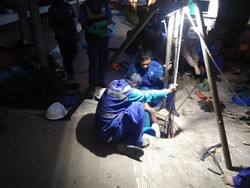 Ini Kesulitan Petugas Bersihkan Gorong-gorong Tersumbat Kabel-Kondom