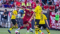 Alex Oxlade-Chamberlain berusaha keras menguasai bola dari adangan pemain-pemain Dortmund. (Foto: Trevor Ruszkowski/Reuters)