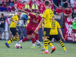 Alex Oxlade-Chamberlain berusaha keras menguasai bola dari adangan pemain-pemain Dortmund. (Foto: Trevor Ruszkowski/Reuters)
