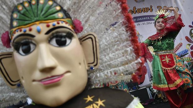 Seorang penari membawakan Tari Rempug saat Lebaran Betawi 2019 di lapangan silang Monumen Nasional (Monas), Jakarta, Sabtu (20/7/2019). Pemerintah Provinsi DKI Jakarta menggelar Lebaran Betawi 2019 yang ke-12 bertemakan 