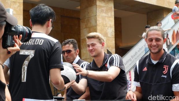 Buffon dan De Ligt Hebohkan Juventini di Singapura