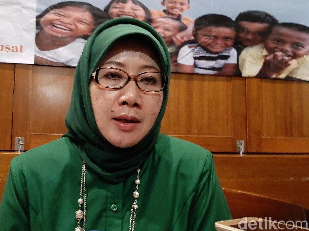 Anggota DPR Kritisi Kampus soal Viral Ayah Nangis Tak Sanggup Bayar UKT Anggota DPR Kritisi Kampus soal Viral Ayah Nangis Tak Sanggup Bayar UKT