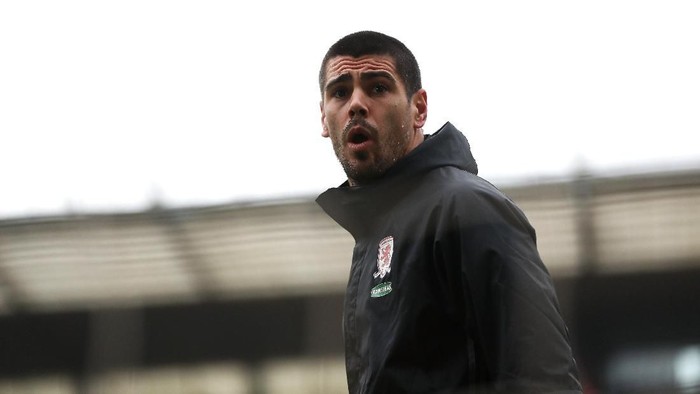 MIDDLESBROUGH, ENGLAND - MARCH 11:  Victor Valdes of Middlesbrough looks on while warming up prior to The Emirates FA Cup Quarter-Final match between Middlesbrough and Manchester City at Riverside Stadium on March 11, 2017 in Middlesbrough, England.  (Photo by Ian MacNicol/Getty Images)