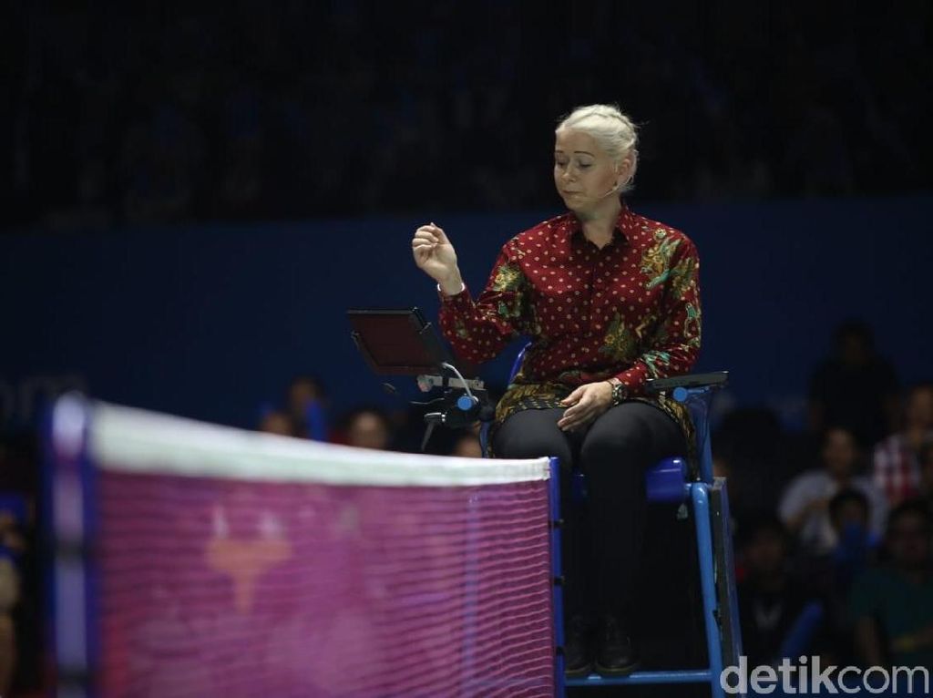 Tampil Beda, Wasit Indonesia Open Pakai Batik Saat Bertugas Tampil Beda, Wasit Indonesia Open Pakai Batik Saat Bertugas