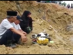 Warga Gelar Ritual Tolak Bala di Jalanan Longsor Sulawesi