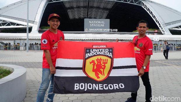 Fans dari Bojonegoro nonton Manchester United di Singapura.