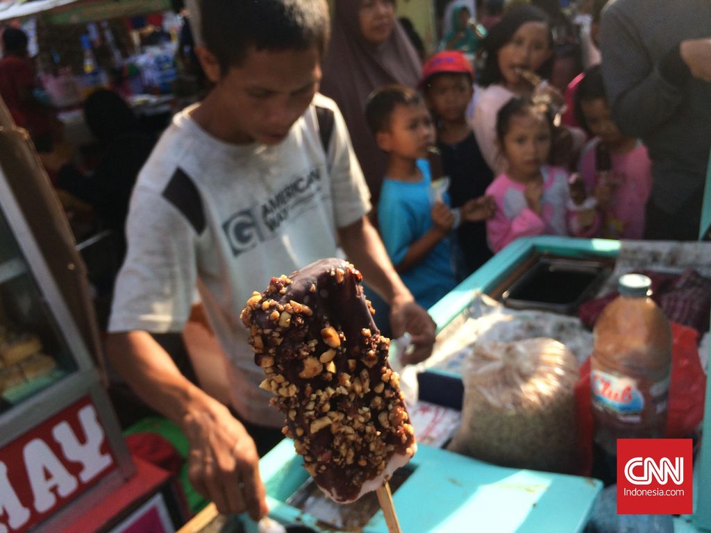 Es goyang milik Opik. Dirinya biasa berjualan di pasar kambing, Tanah Abang. Kini Anda bisa menemukannya di bazaar Lebaran Betawi.