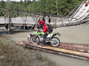 Jembatan Putus, Warga Banggai Bayar Rp 50 Ribu Naik Rakit Seberangi Sungai