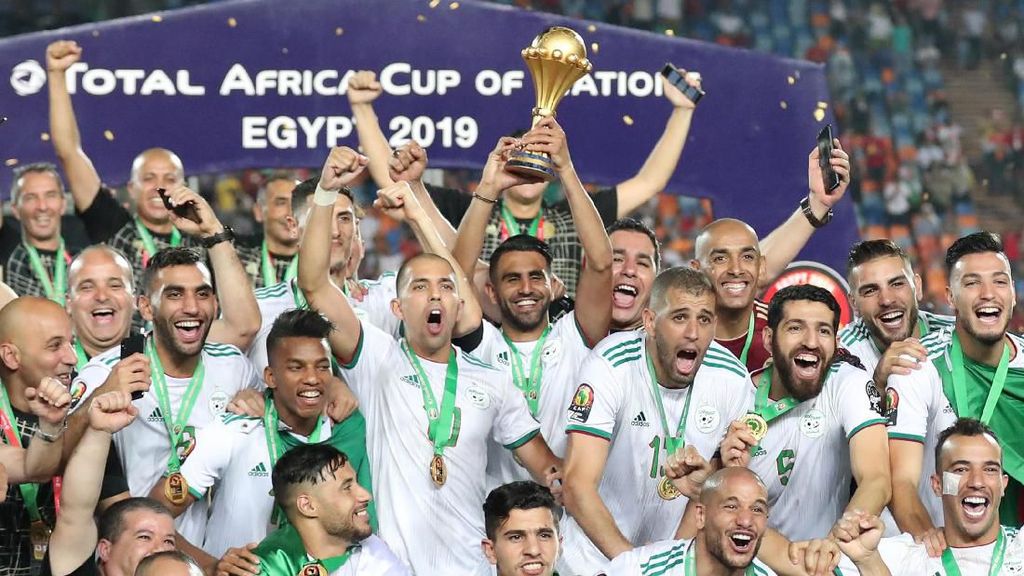 Sujud Syukur Aljazair Usai Menangi Piala Afrika 2019