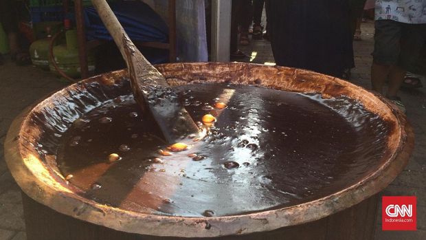 Dodol Betawi plus wadah pembuatan dodol.