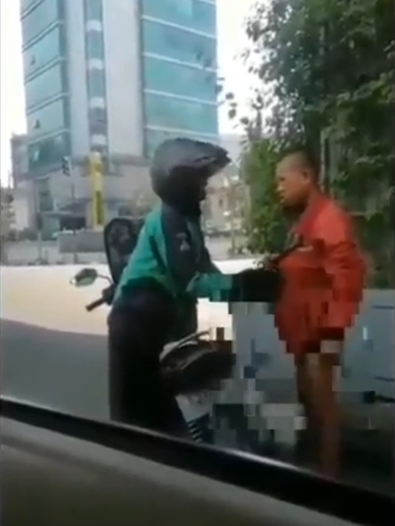 Luar Biasa! Driver Ojol Ini Beri Tunawisma Jaket Agar Tak Telanjang