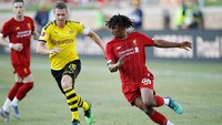 Yasser Larouci dari Liverpool berusaha melewati Lukasz Piszczek. (Foto: Joe Robbins/Getty Images)