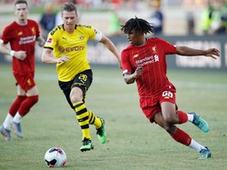 Yasser Larouci dari Liverpool berusaha melewati Lukasz Piszczek. (Foto: Joe Robbins/Getty Images)