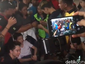 Haru Kisah Samuel Bocah Disabilitas Berfoto dengan The Minions