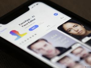 Menkominfo Ingatkan Bahaya FaceApp Palsu Menkominfo Ingatkan Bahaya FaceApp Palsu