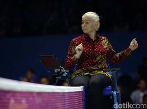 Rambut Pirang Platinum, Wasit Ini Curi Perhatian di Indonesia Open 2019 Rambut Pirang Platinum, Wasit Ini Curi Perhatian di Indonesia Open 2019