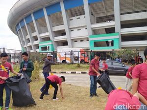 Warga Bandung Gotong Royong Bersihkan Stadion GBLA yang Terbengkalai