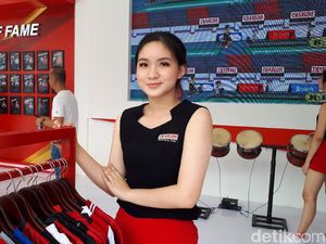 Gadis Cantik Ini Rela Berpanas-panasan Demi Biaya Kuliah